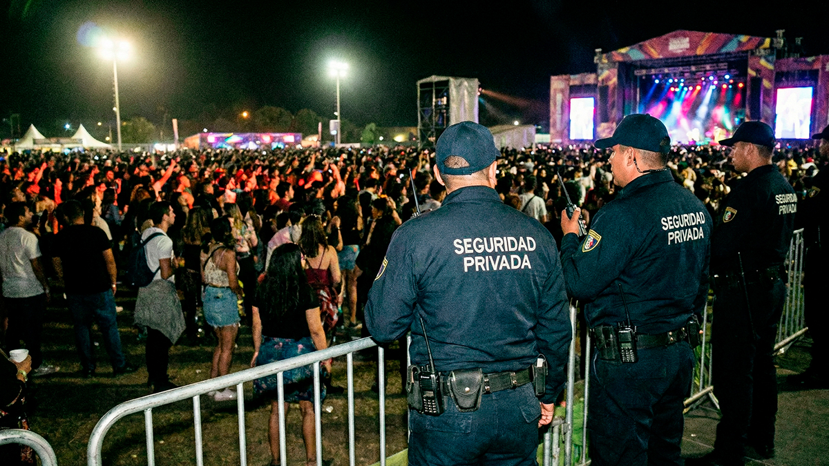 Vigilantes de seguridad controlando el acceso en un evento multitudinario