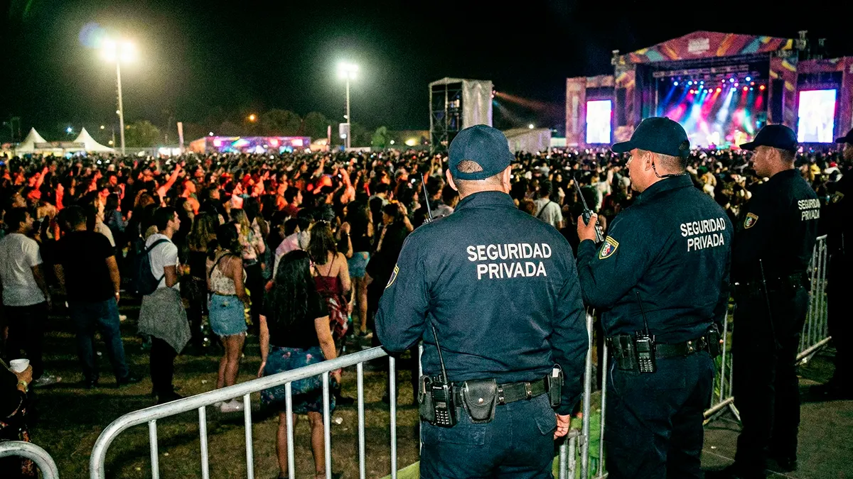 Vigilantes de seguridad controlando el acceso en un evento multitudinario