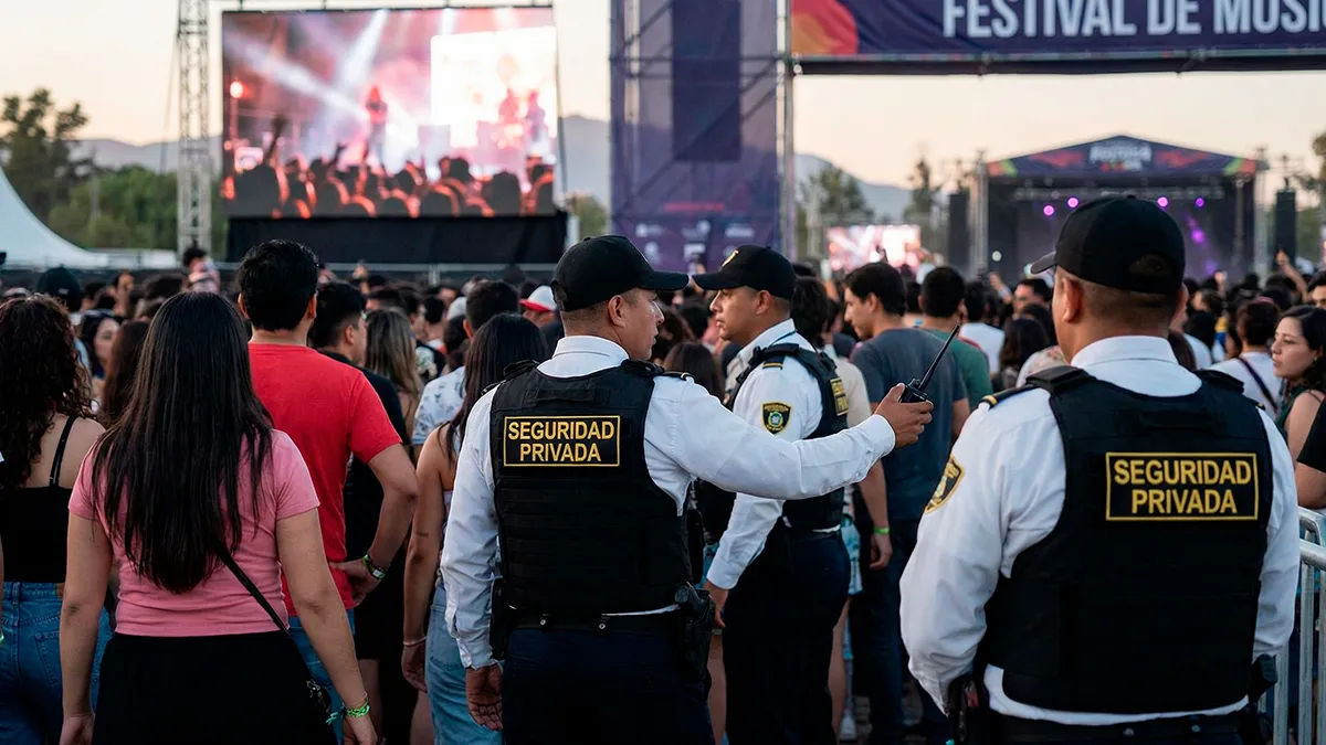 Vigilante de seguridad supervisando una instalación durante un pico de actividad