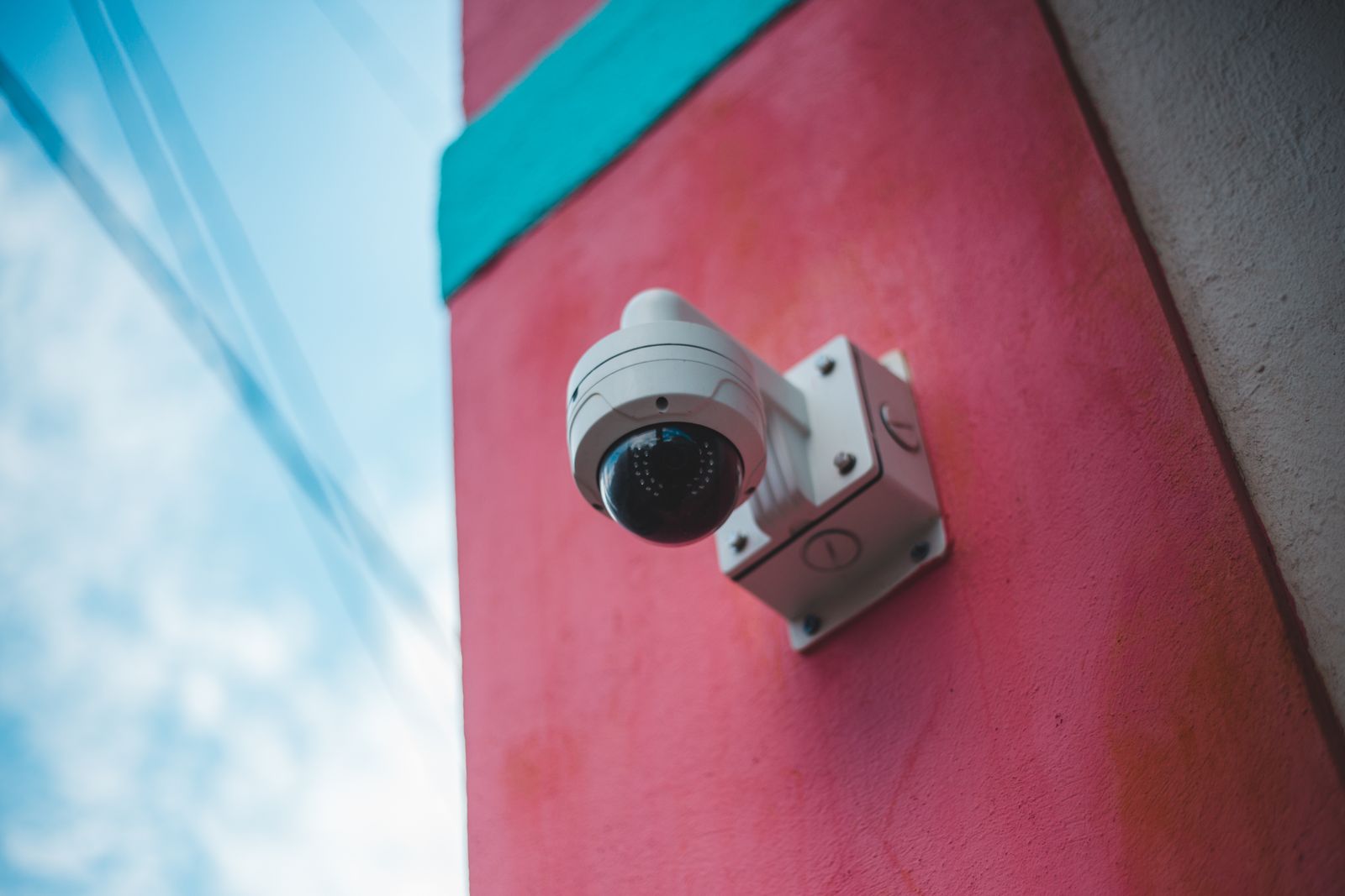 Sala de control con monitores de videovigilancia y sistema de control de accesos