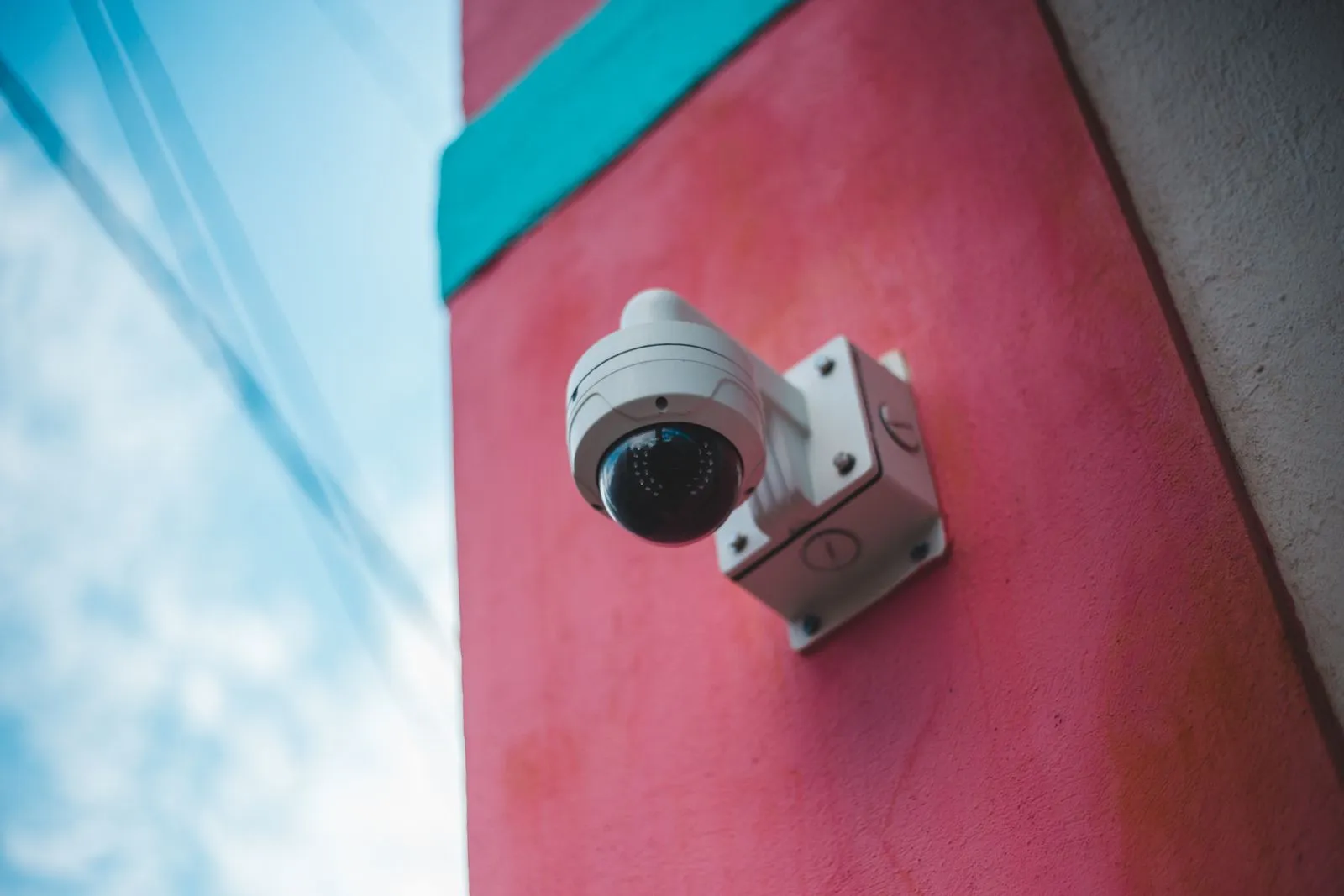 Sala de control con monitores de videovigilancia y sistema de control de accesos