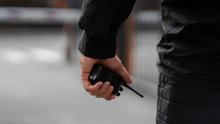 Servicio de vigilancia privada con personal profesional para entornos corporativos y zonas exteriores