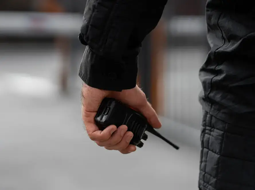 Servicio de vigilancia privada con personal profesional para entornos corporativos y zonas exteriores