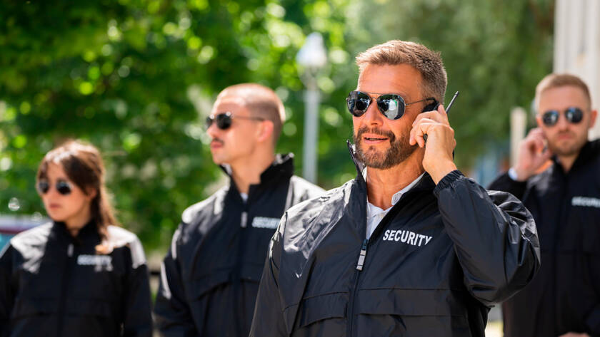 Servicios de seguridad privada con escolta profesional y licencia de armas