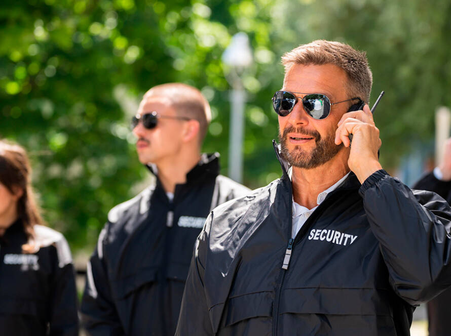 Servicios de seguridad privada con escolta profesional y licencia de armas